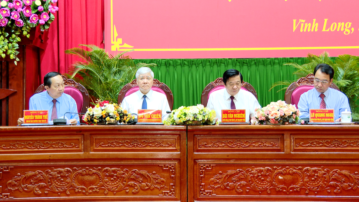 Chủ tịch Đỗ Văn Chiến cùng các đại biểu chủ trì Hội nghị.