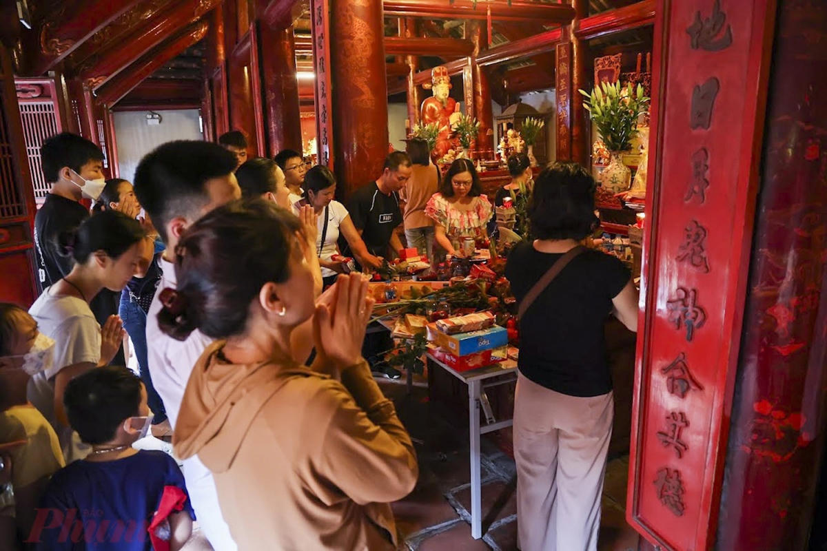 Phụ huynh, sĩ tử đi chùa cầu may. Ảnh: aFamily.