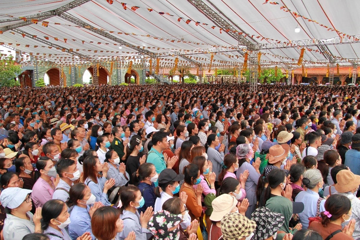 Lượng người đổ về chùa Ba Vàng nhân dịp lễ Vu Lan lên tới hàng vạn người.