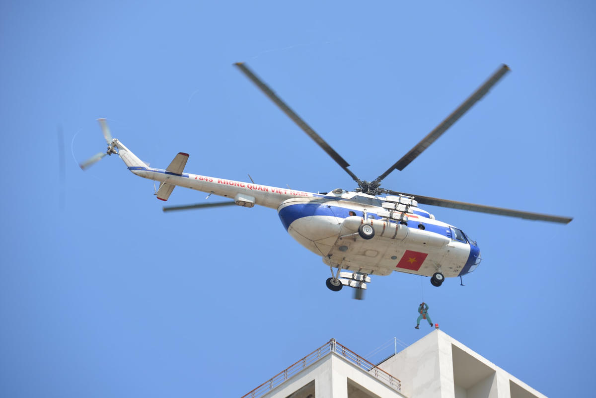 2 trực thăng của Trung đoàn không quân 916, Sư đoàn không quân 371 được huy động đến hiện trường tổ chức cứu hộ, tìm kiếm tại phần mái của 2 tòa nhà đang cháy.