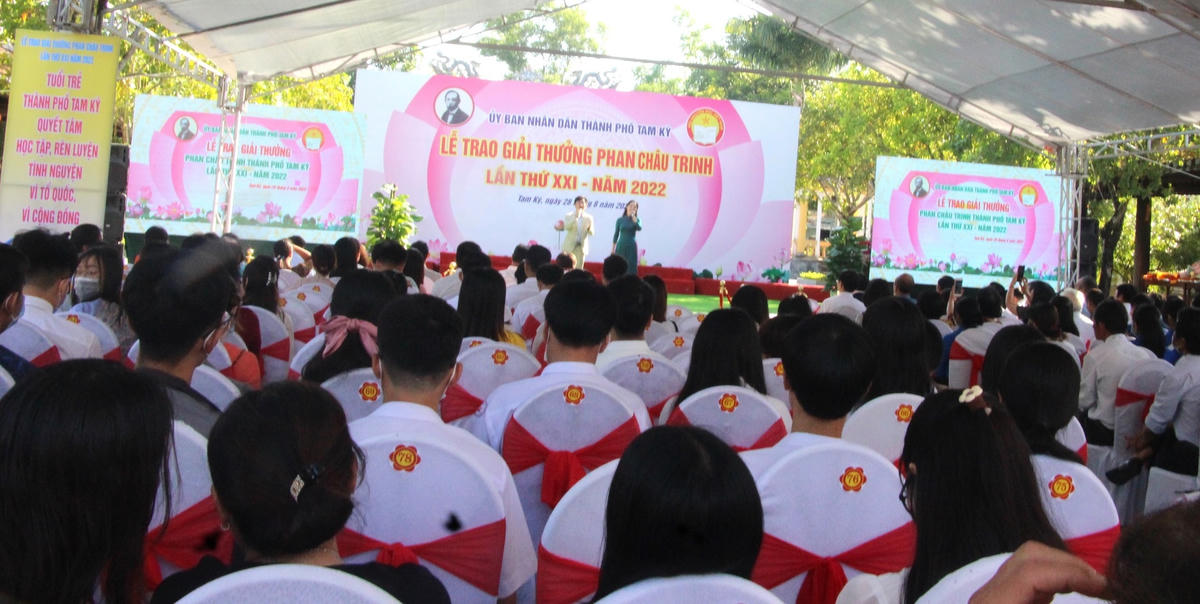 Quang cảnh buổi trao thưởng Phan Châu Trinh lần thứ XXI.