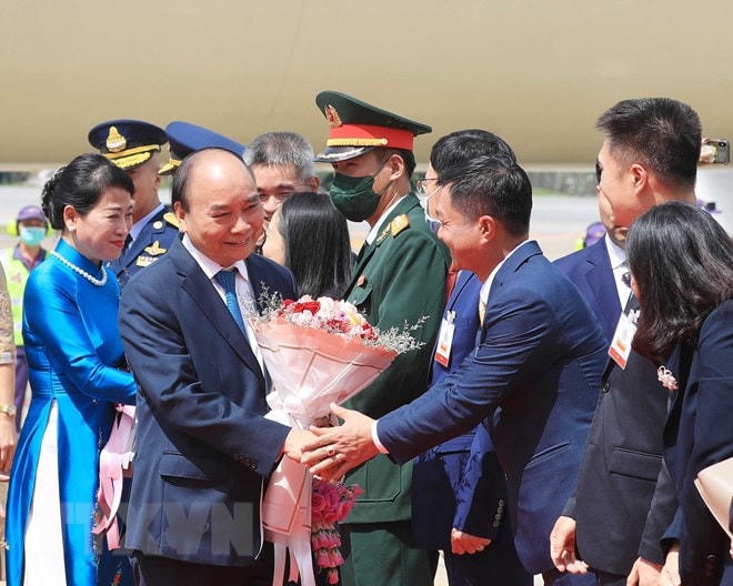 Đông đảo cán bộ, nhân viên Đại sứ quán và cộng đồng người Việt Nam tại Thái Lan đón Chủ tịch nước Nguyễn Xuân Phúc và Phu nhân tại Sân bay Không quân Hoàng gia Thái Lan. Ảnh: Thống Nhất/TTXVN.