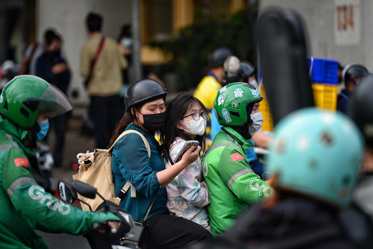 Các phương tiện càng chật vật hơn khi trời bắt đầu tối.