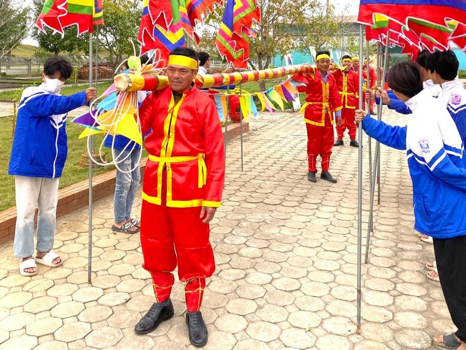 Cây nêu được những người đàn ông trai tráng, khỏe mạnh vác trên vai.