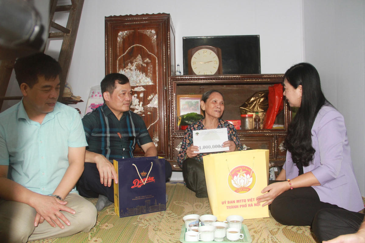 Bà Nguyễn Lan Hương - Chủ tịch Ủy ban MTTQ TP Hà Nội trao quà cho người cao tuổi có hoàn cảnh khó khăn tại huyện Thường Tín.
