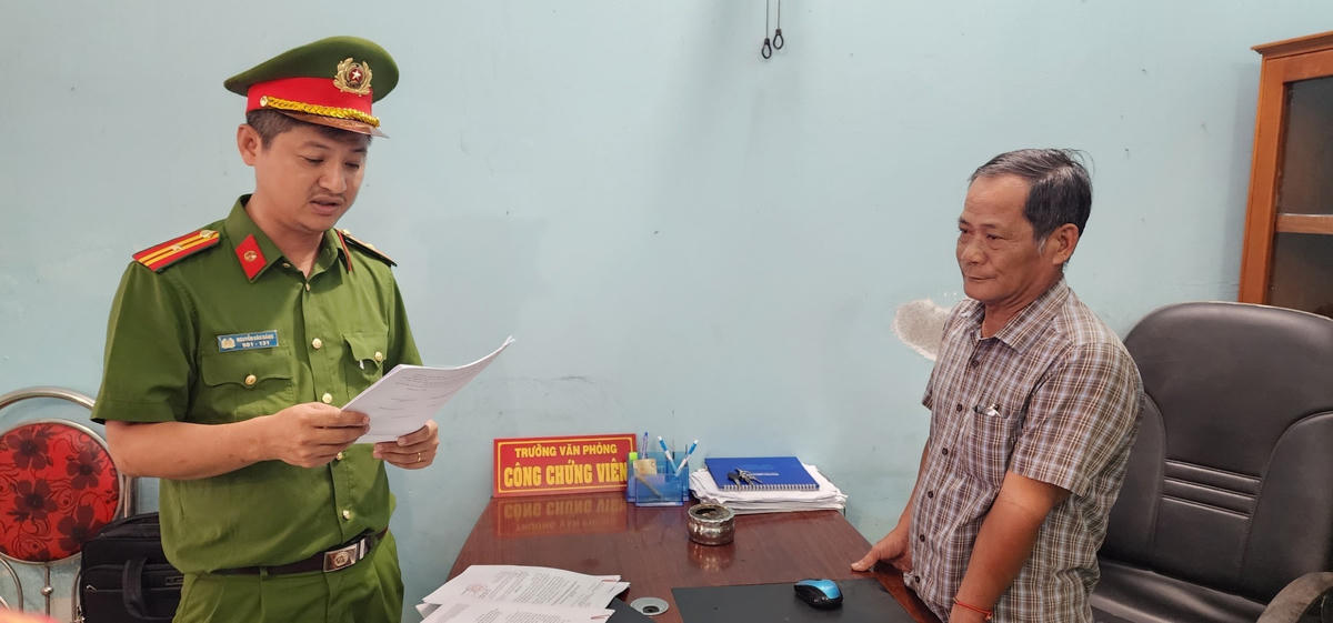 Điều tra viên đọc lệnh tạm giam Trần Thiện Thi.