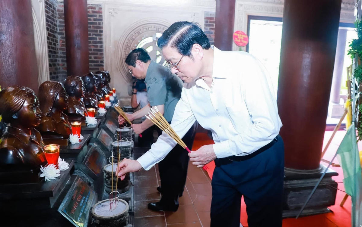 Ông Phan Đình Trạc, Trưởng ban Nội chính Trung ương dâng hương, tri ân 13 chiến sĩ thanh niên xung phong thuộc Đại đội Thanh niên xung phong 317, Đội 65, Tổng đội Thanh niên xung phong chống Mỹ cứu nước tỉnh Nghệ An hy sinh ngày 31/10/1968.