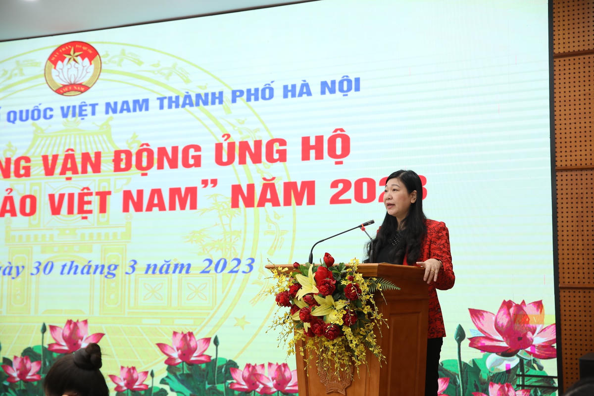 Bà Nguyễn Lan Hương, Chủ tịch Ủy ban MTTQ Việt Nam thành phố Hà Nội phát biểu tại hội nghị.
