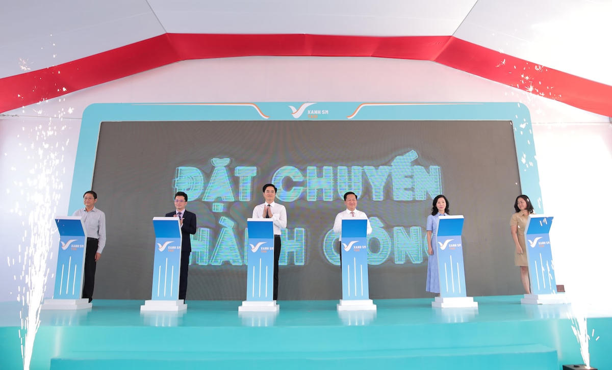 Đại diện Sở Giao thông Vận tải, UBND TP Thủ Đức cùng lãnh đạo Green - Smart - Mobility làm lễ khai trương dịch vụ Taxi Xanh SM.