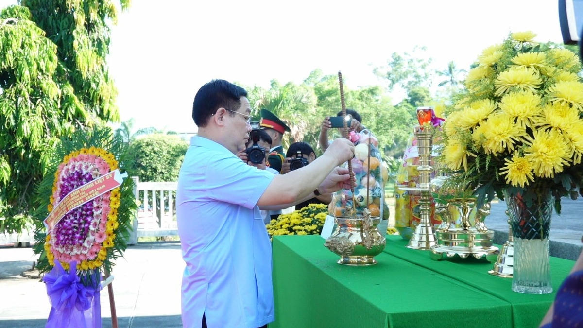 Chủ tịch Quốc hội dâng hương tại Nhà bia tưởng niệm các liệt sĩ.