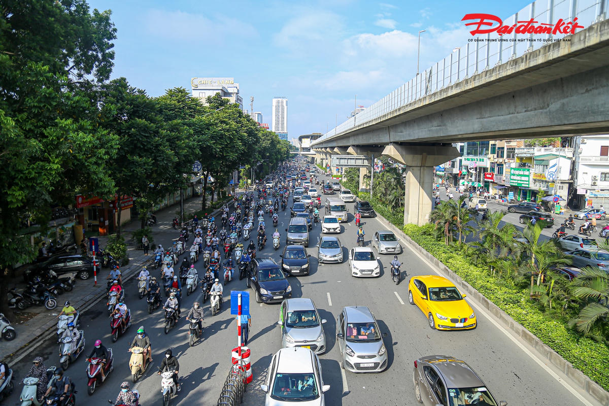 Đường Nguyễn Trãi thông thoáng, người dân vẫn vô tư lấn làn