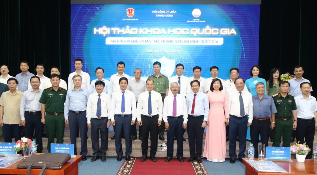 Các đại biểu chụp ảnh lưu niệm tại Hội thảo.
