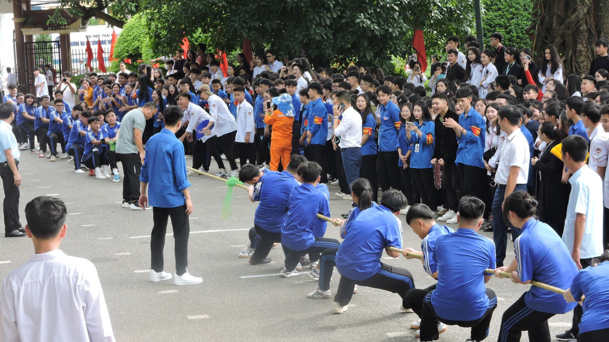 Trò chơi thi kéo co thu hút rất đông học sinh cổ vũ.
