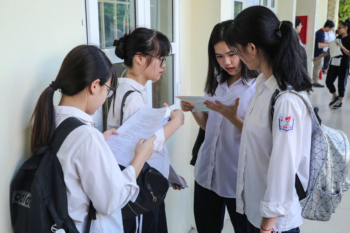 Theo lộ trình đến năm học 2025 - 2026, toàn bộ học sinh bậc THCS sẽ được miễn học phí. Ảnh: Quang Vinh.