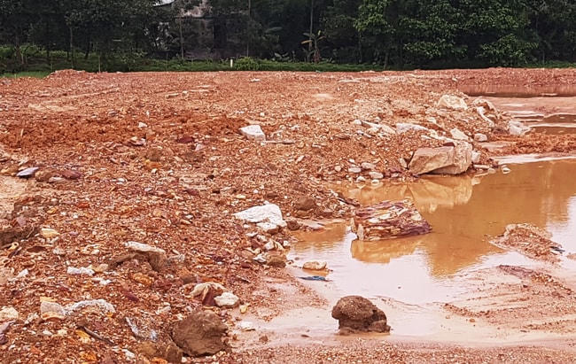 Đất san nền tại dự án khu tái định cư xã Thuỷ Bằng lẫn đá và rễ cây. Ảnh: Đ.D..