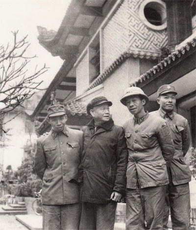Nhà thơ Thanh Tịnh (thứ hai, từ trái sang) tại Tạp chí Văn nghệ Quân đội những năm chống Mỹ. Ảnh tư liệu.  