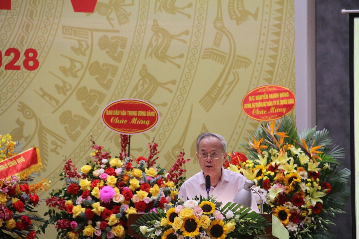 GS Đinh Xuân Dũng trình bày tham luận tại Đại hội.