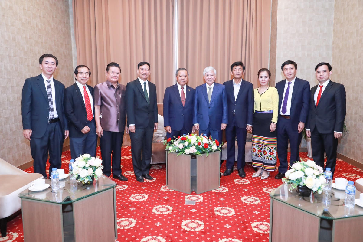 Bí thư Trung ương Đảng, Chủ tịch UBTƯ MTTQ Việt Nam Đỗ Văn Chiến chụp ảnh lưu niệm cùng Bộ trưởng Bộ Công nghệ và Truyền thông, Chủ tịch Hội hữu nghị Lào - Việt Nam Boviengkham Vongdara và các đại biểu. Ảnh: Quang Vinh.