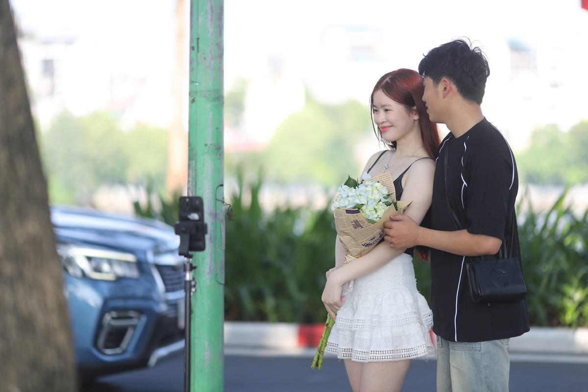 Đôi bạn trẻ chụp ảnh cùng nhau.