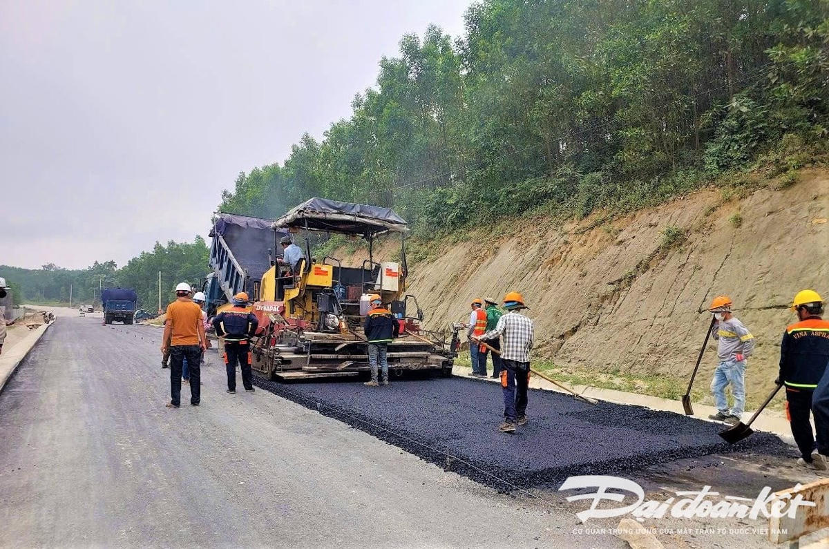 Đơn vị thi công Dự án liên kết vùng miền Trung tỉnh Quảng Nam. Ảnh: Chí Đại.