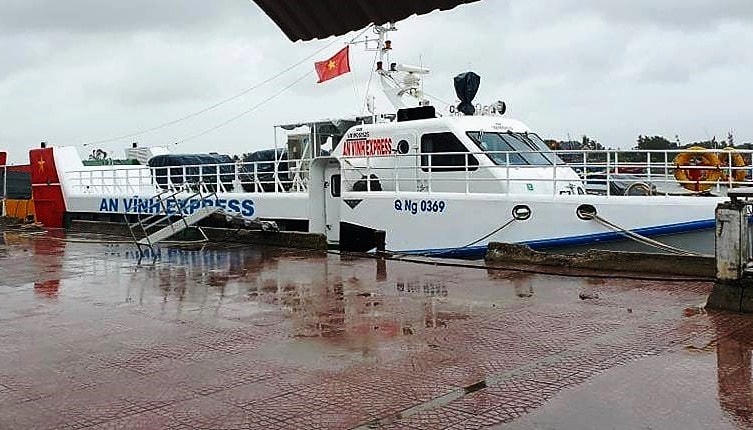 Tàu vận chuyển hành khách tuyến Sa Kỳ - Lý Sơn.