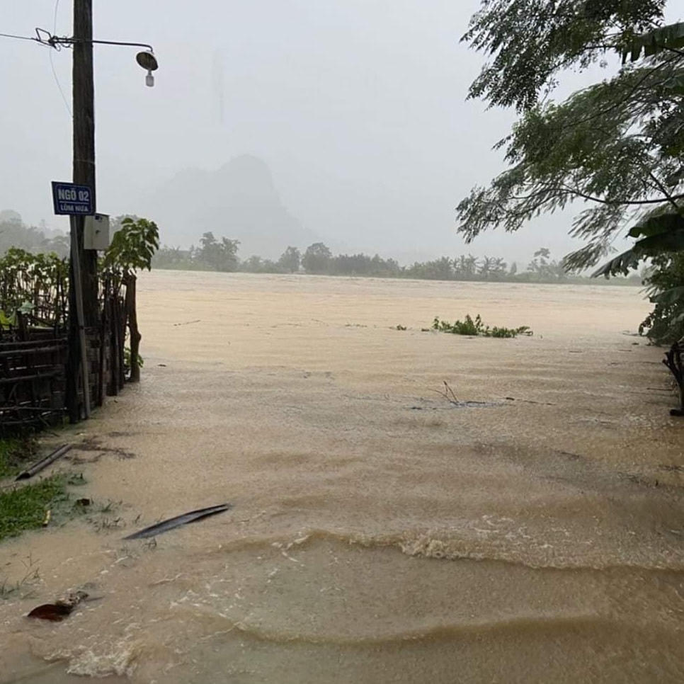 Bao quanh xã Xuân Chinh (huyện Thường Xuân) là một biển nước.