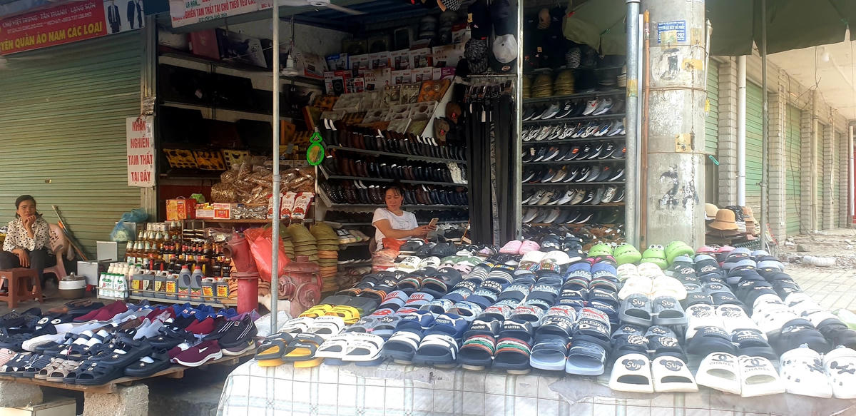 Thi thoảng xen giữa những quầy hàng đóng cửa lại bắt gặp cái ngáp dài ngao ngán của những tiểu thương ế khách.