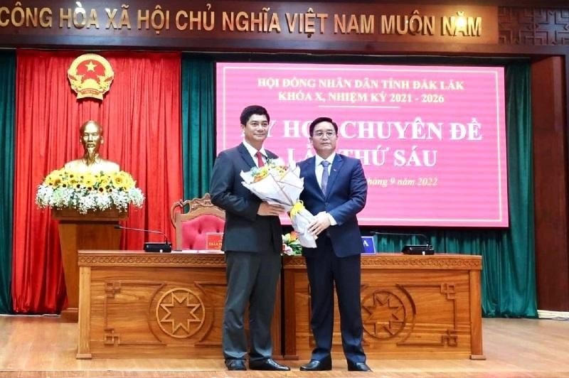 Ông Nguyễn Đình Trung, Ủy viên Trung ương Đảng, Bí thư Tỉnh ủy Đắk Lắk tặng hoa chúc mừng ông Y Vinh Tơr ở cương vị mới.