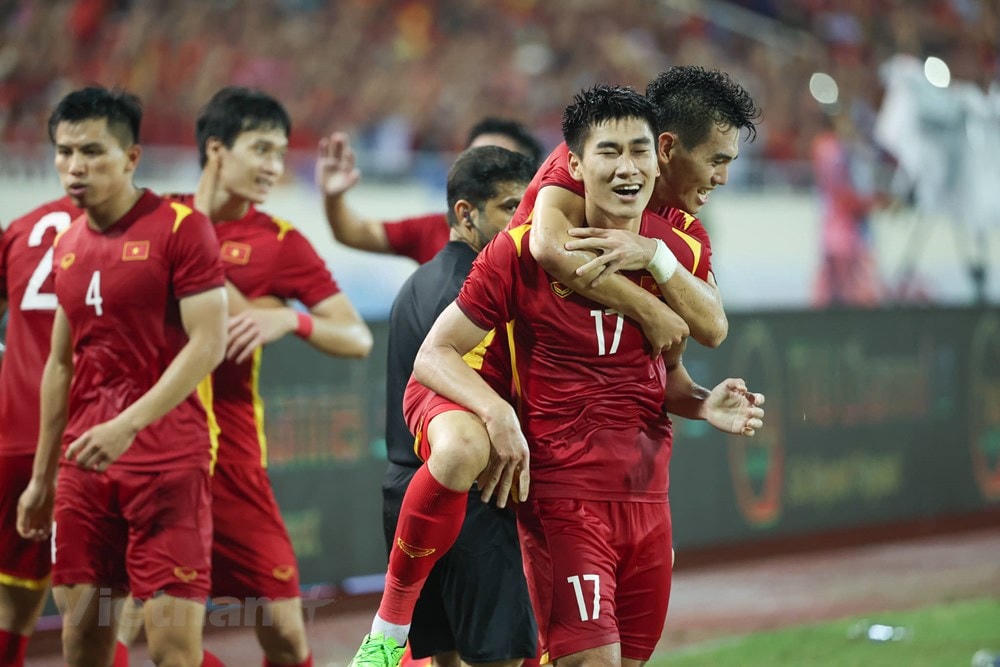 Chiến thắng này giúp Mạnh Dũng và các đồng đội giành tấm Huy chương Vàng SEA Games 31 hoàn toàn xứng đáng. Ảnh: TTXVN. 