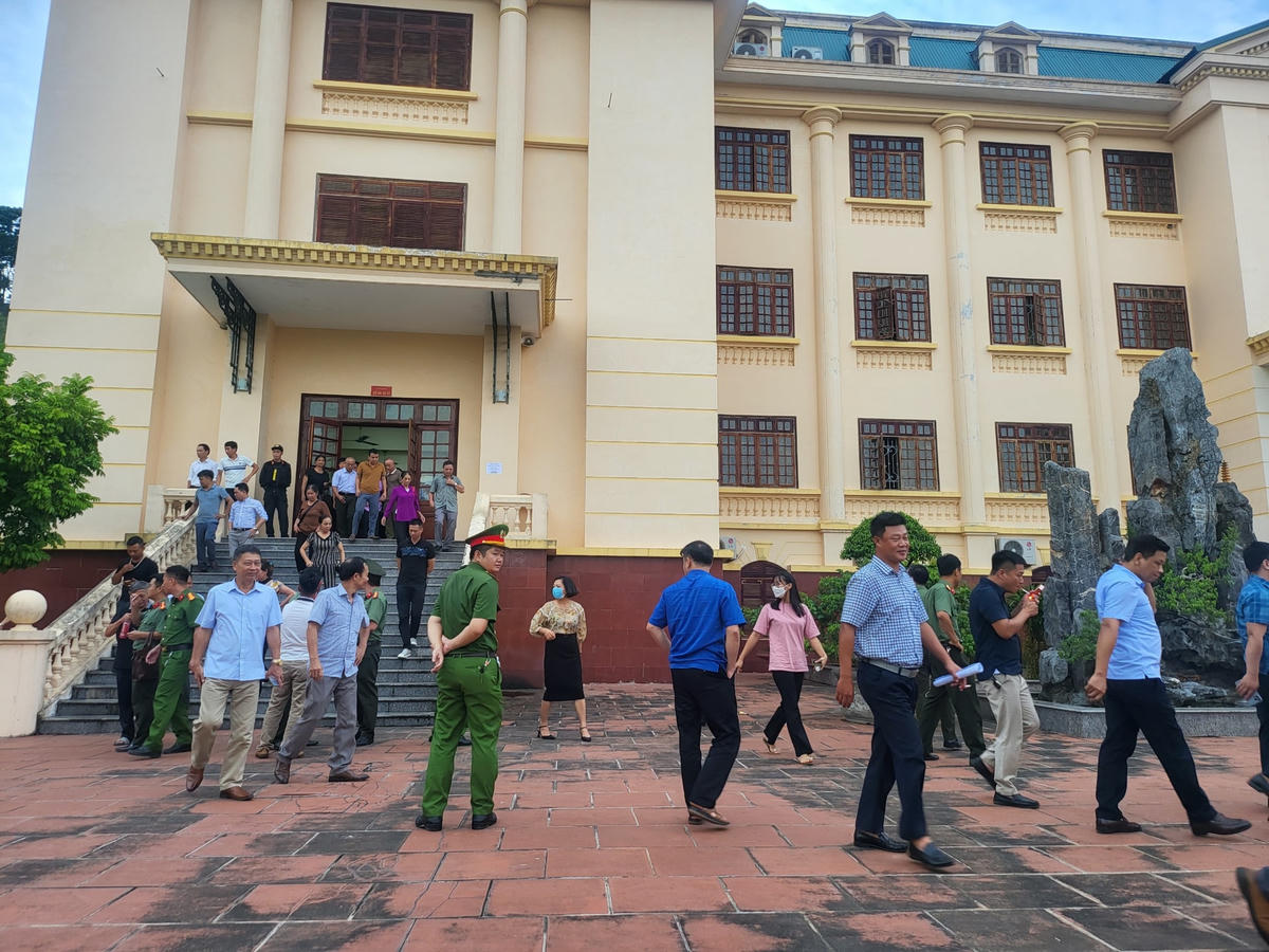 Quang cảnh bên ngoài phiên xét xử.