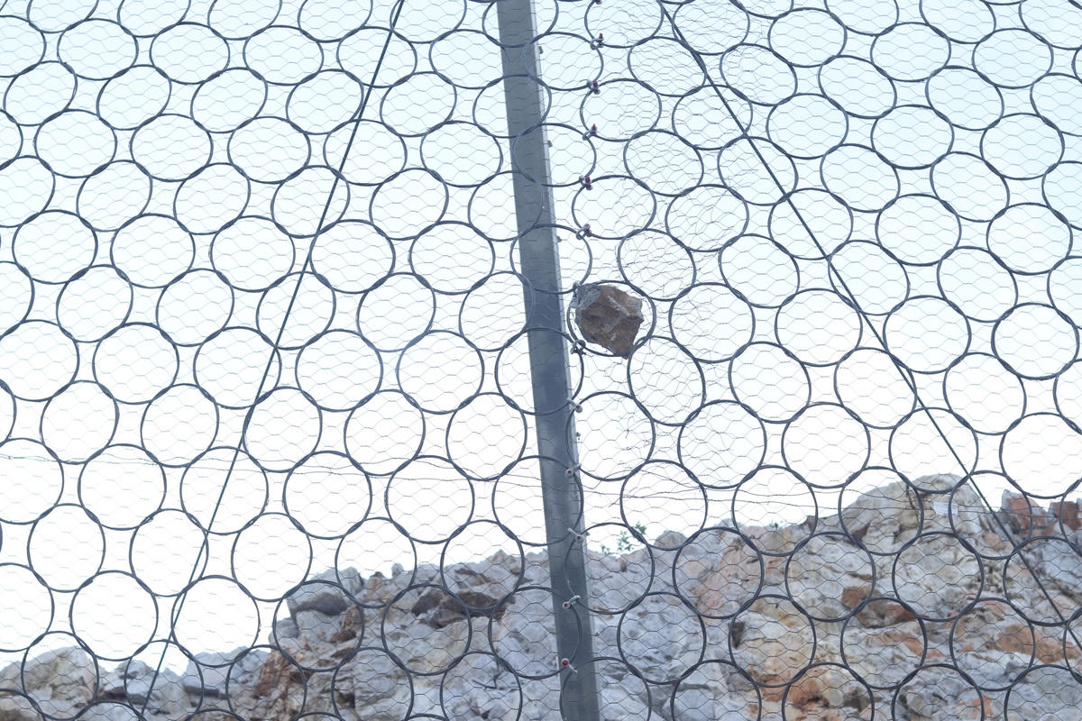 Từ khi hoàn thành, tại những lưới sắt này đã ghi nhận một số viên đá nhỏ rơi xuống