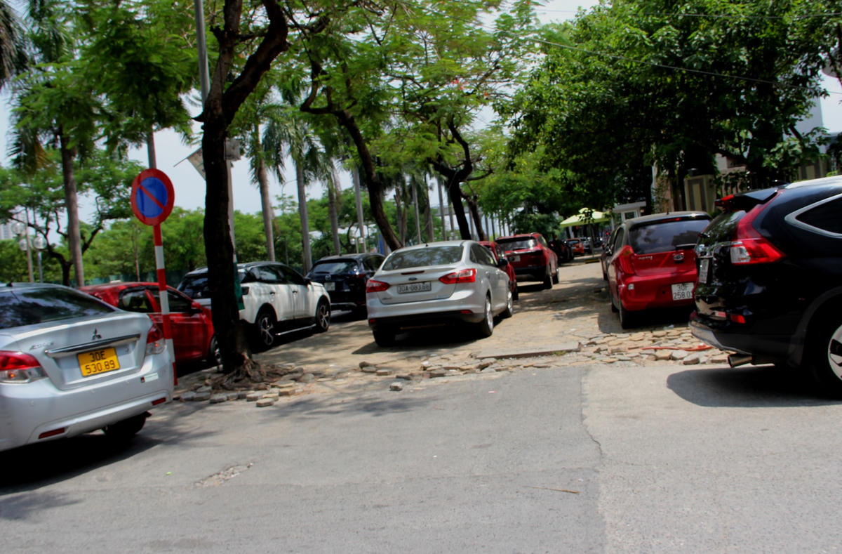 Quận Nam Từ Liêm: Bất chấp biển cấm, xe ô tô vẫn đỗ dưới lòng đường, vỉa hè