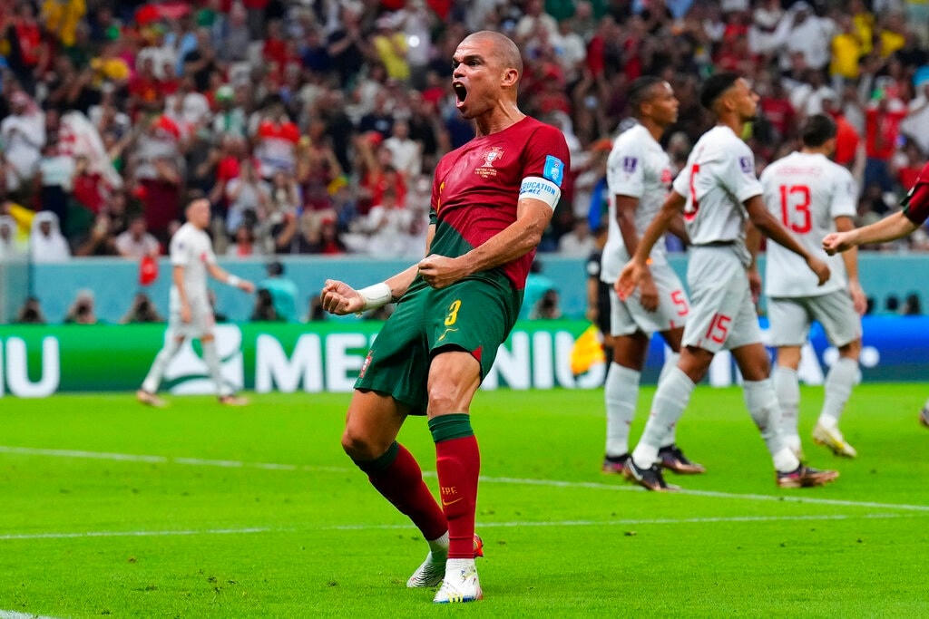 Pepe ăn mừng bàn thắng nâng tỷ số lên 2-0 (Ảnh: AP).