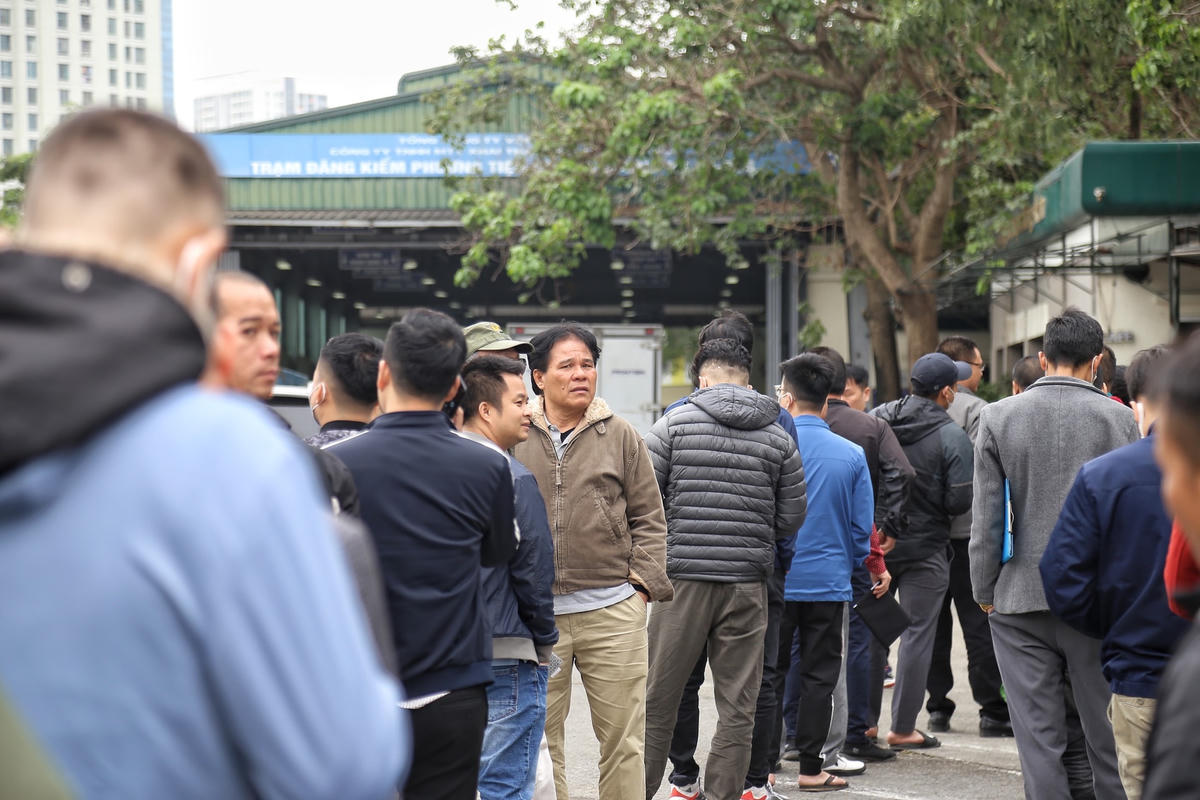 Dù hôm nay mới là 13/3 nhưng lượng xe đến đăng kiểm lớn nên trung tâm 2903S đã phát phiếu đến ngày 27/3.