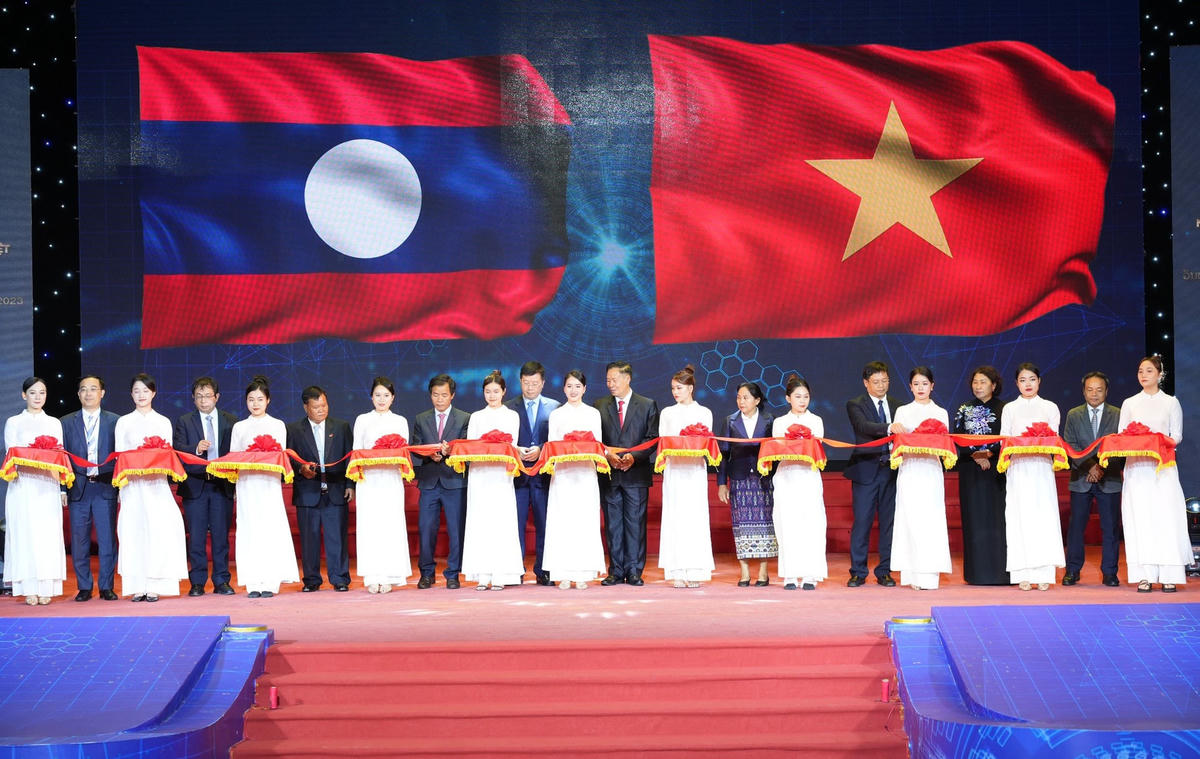 Các đại biểu thực hiện nghi thức cắt băng khai mạc Ngày hội thắm tình hữu nghị đặc biệt Việt - Lào năm 2023.