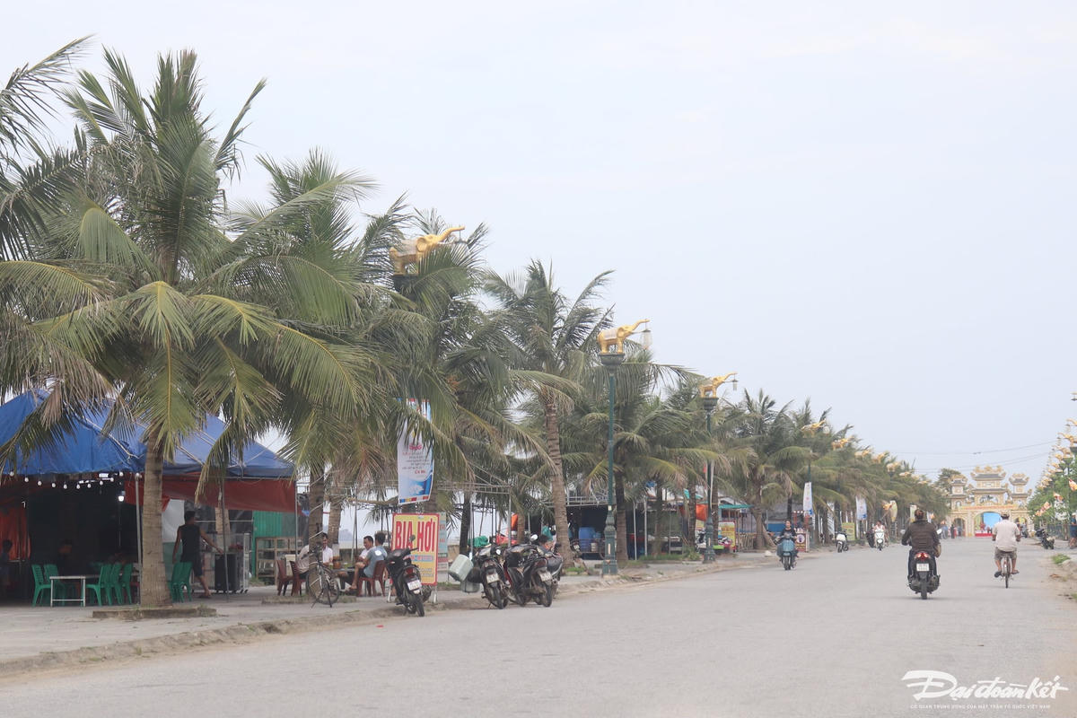Anh P. L. T. (trú thôn Phúc Ngư, xã Hoằng Trường) cho biết: Hàng loạt lều lán được dựng lên trái phép sát bờ sông Lạch Trường không chỉ gây ảnh hưởng đến kết cấu bờ kè mà còn khiến việc neo đậu của tàu thuyền gặp nhiều khó khăn... Ảnh: Đình Minh