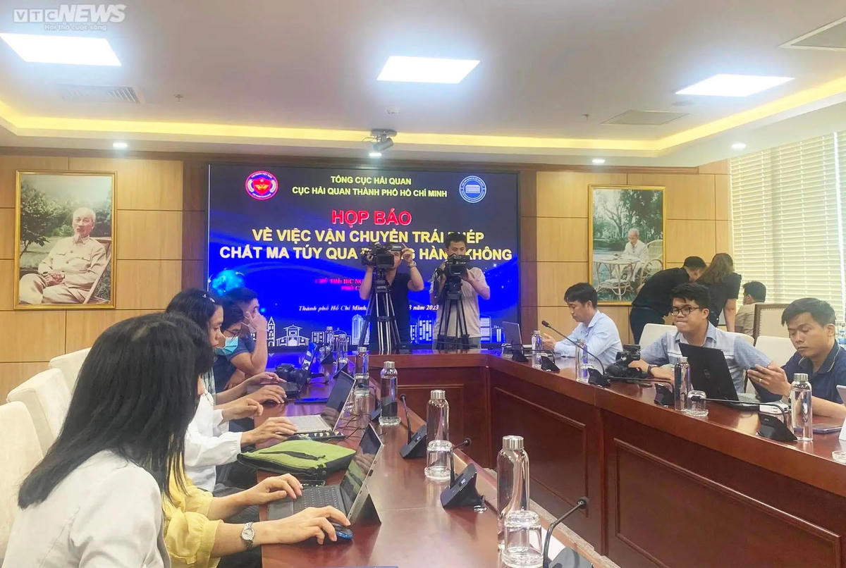 Quang cảnh họp báo của Cục Hải quan TPHCM ngày 17/3 liên quan đến vụ 4 tiếp viên hàng không vận chuyển ma túy qua đường sân bay.