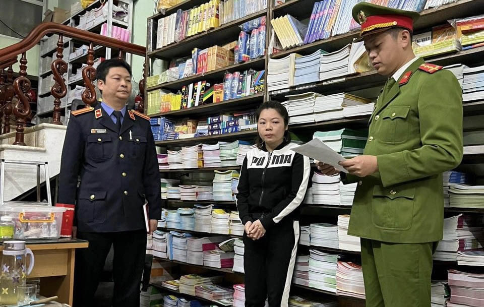 Cơ quan công an đọc lệnh khởi tố bị can Nguyễn Thị Tuyến. (Ảnh: CACC).