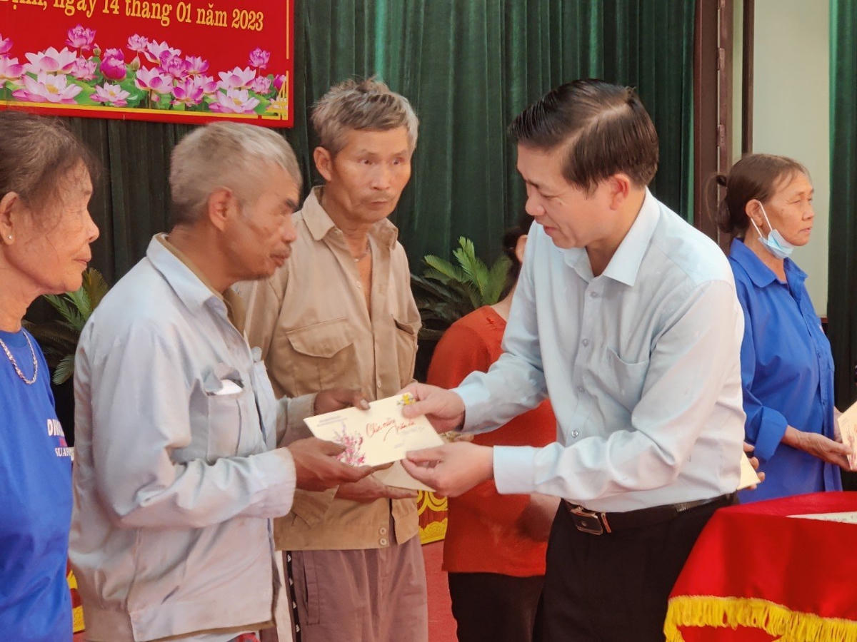 Lãnh đạo MTTQ tỉnh Bắc Ninh tặng quà Tết cho các hộ nghèo trên địa bàn xã Bình Định, huyện Lương Tài.