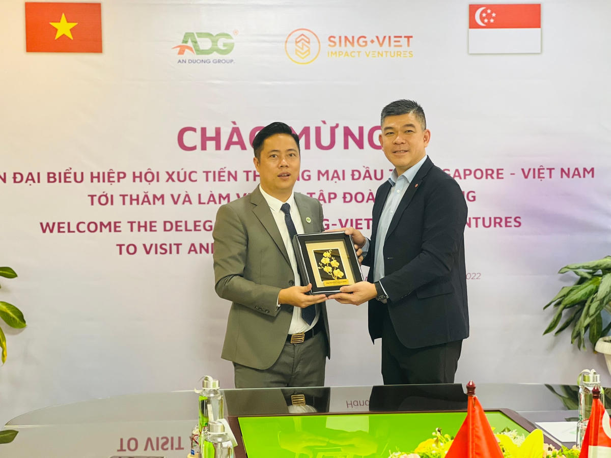 Đại điện Tập đoàn An Dương (ADG) và Hiệp hội xúc tiến thương mại đầu tư Singapore - Việt nam trao quà lưu niệm.