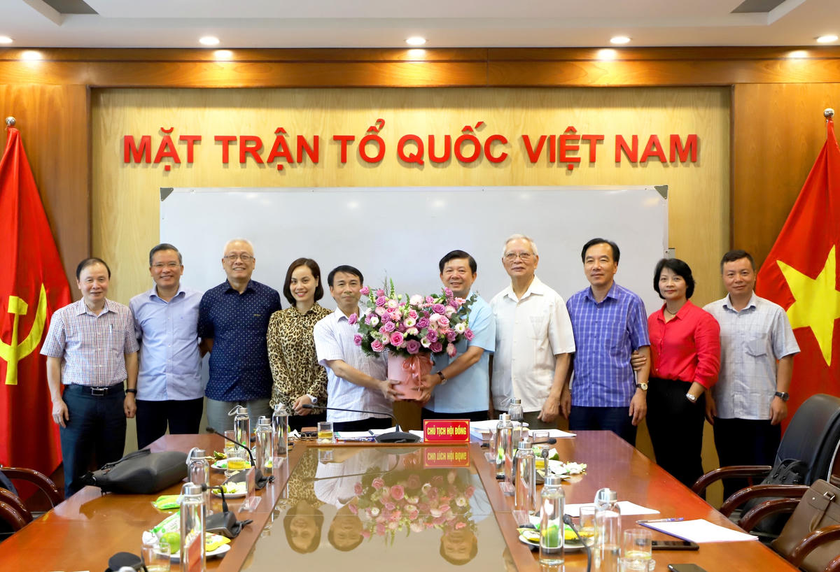 Phó Chủ tịch Nguyễn Hữu Dũng tặng hoa chúc mừng Ban Chủ nhiệm Đề tài.