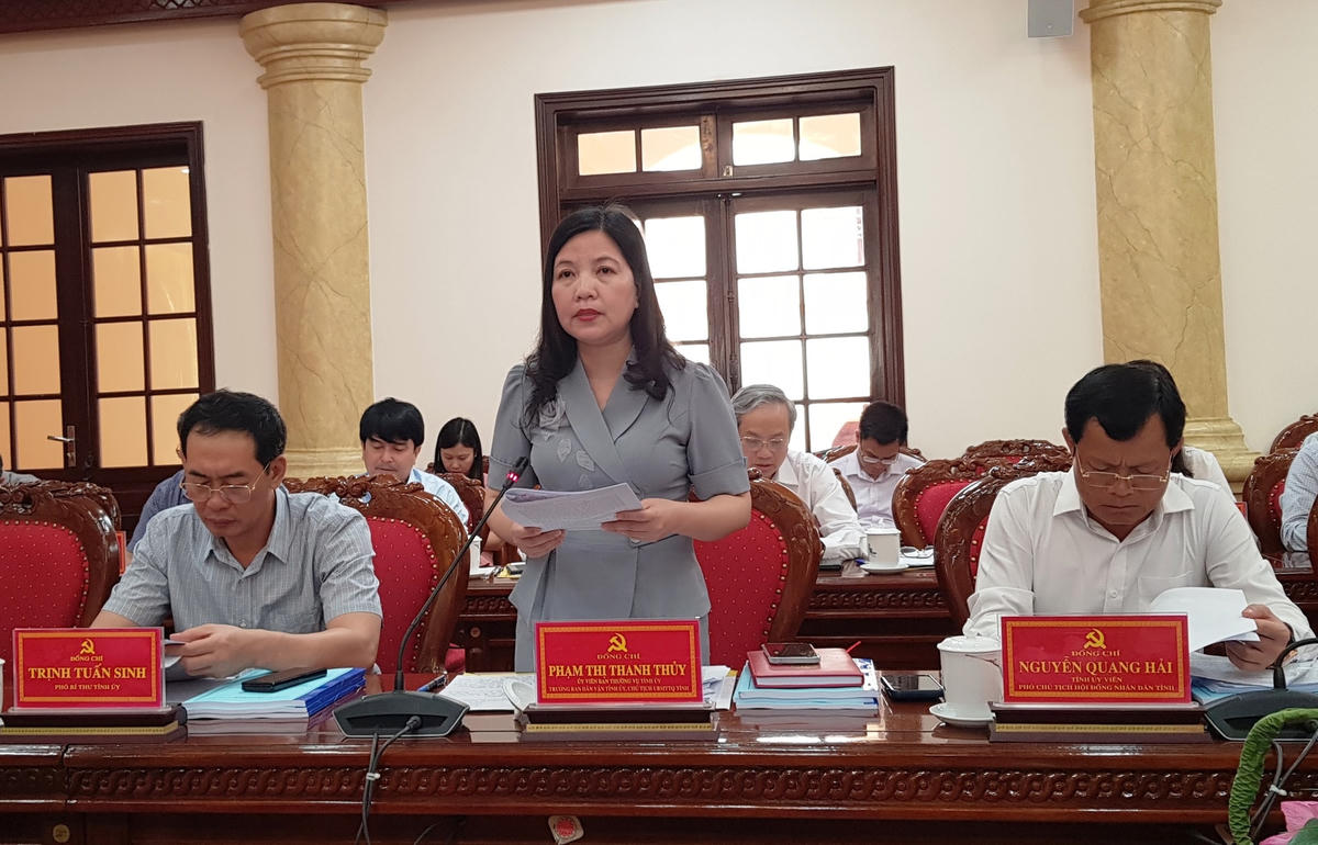 Chủ tịch Ủy ban MTTQ Việt Nam tỉnh, Trưởng ban Dân vận tỉnh Thanh Hóa Phạm Thị Thanh Thủy trình bày báo cáo tại buổi làm việc.