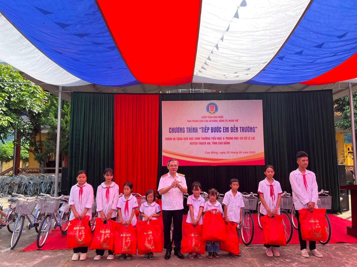 Tặng 24 phần quà cho các em học sinh nhân dịp Tết Trung thu. Ảnh: TRẦN HUYỀN