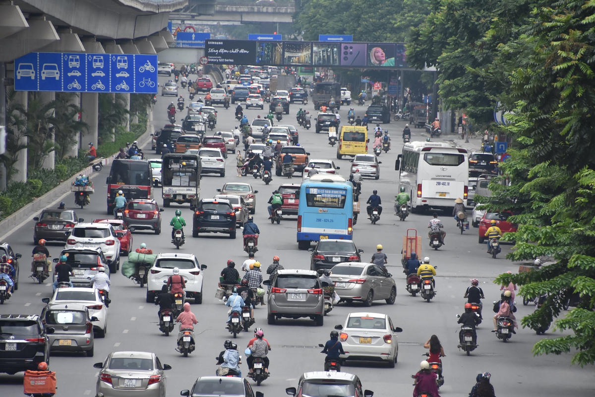 Hình ảnh giao thông hỗn loạn, các phương tiện di chuyển không theo làn lối nào.