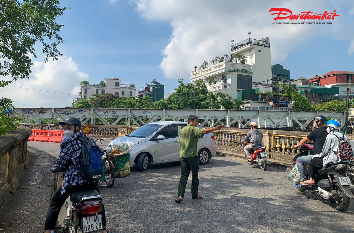 Cầu Long Biên lắp hàng rào cứng, cọc sắt, dân đi lại như thế nào?