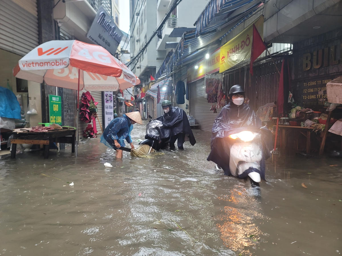 Hà Nội nhiều khu vực ngập trắng đường, người dân vất vả dắt xe, lội nước