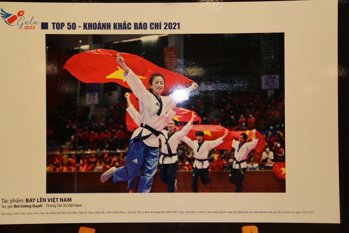 Những tác phẩm xuất sắc nhất được triển lãm và trao giải tại Lễ trao Giải ảnh “Khoảnh khắc Báo chí 2021” phong phú về nội dung, đa dạng về đề tài, đã thể hiện, phản ánh được phần nào đời sống chính trị, kinh tế - xã hội, văn hóa của đất nước. 