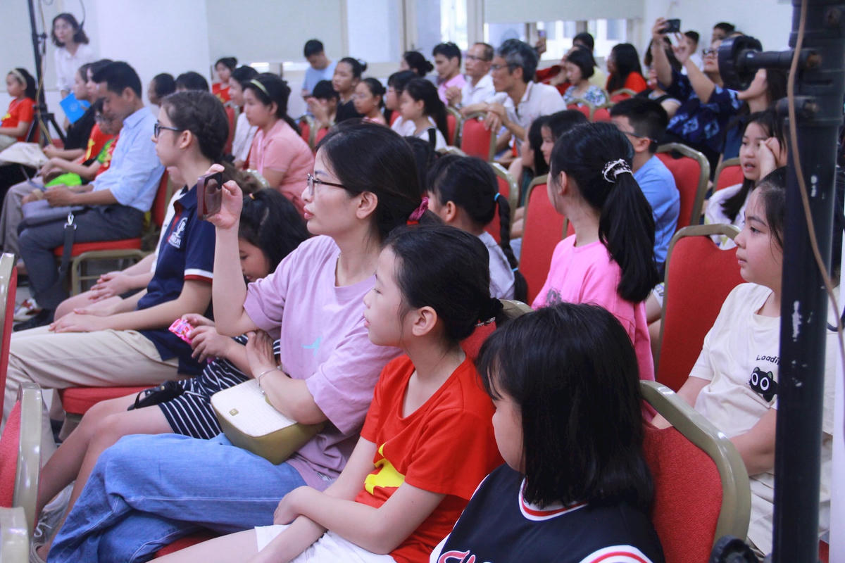 LQua từng mùa giải, cuộc thi đã để lại nhiều dấu ấn tốt đẹp, là nơi phát hiện, bồi dưỡng nhiều tài năng hội họa trẻ, giúp các em nuôi dưỡng đam mê, phát triển tư duy sáng tạo nghệ thuật. Những bức tranh đạt giải không chỉ đẹp về màu sắc, bố cục mà còn thể hiện tinh thần sáng tạo, chuyển tải cảm xúc trong sáng, hồn nhiên nhưng giàu chiều sâu về tình yêu Hà Nội, lòng tự hào dân tộc, tinh thần nhân ái, khát vọng hòa bình và ý thức bảo vệ môi trường.