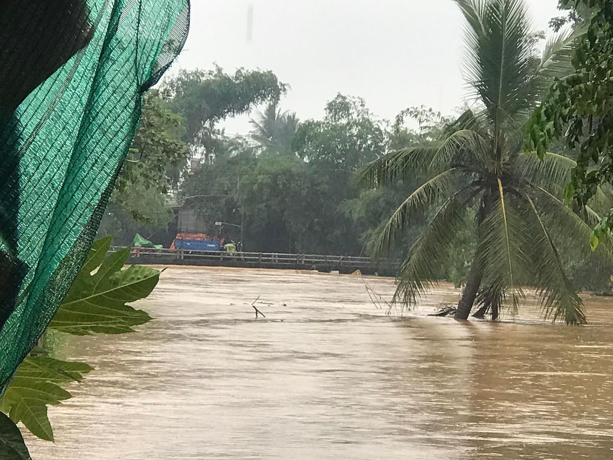 Còn tại xã Thuỷ Phù, thị xã Hương Thuỷ, tỉnh Thừa Thiên - Huế, mưa lớn khiến nhiều thôn trên địa bàn xã bị ngập, nơi ngập sâu nhất lên đến hơn 1m.
