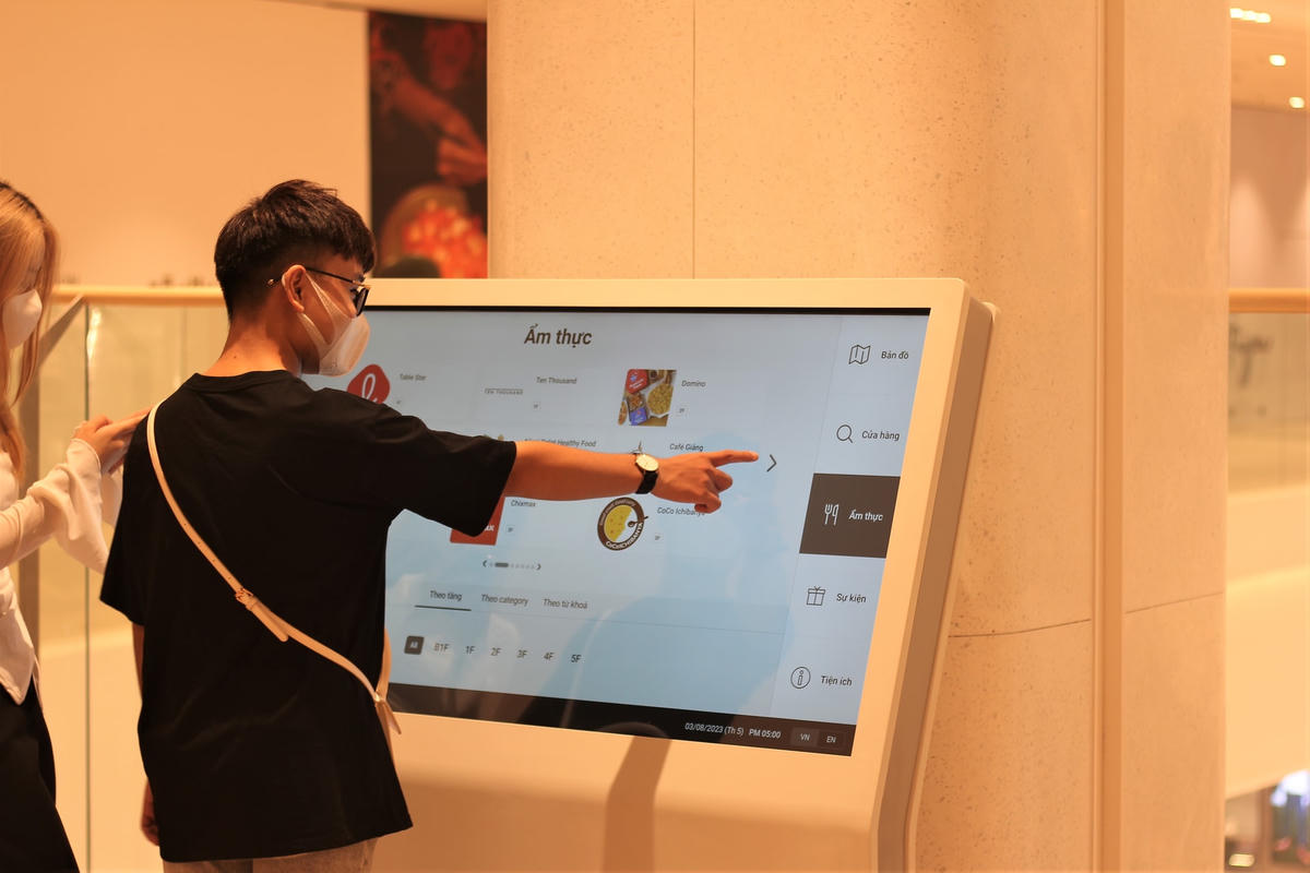 Điều thú vị hơn khi tới Lotte Mall West Lake chính là ở các tầng sẽ có các bảng thông tin điện tử để khách hàng có thể dễ dàng tra cứu bản đồ tìm kiếm hàng ăn hay nhóm hàng hóa mình cần.